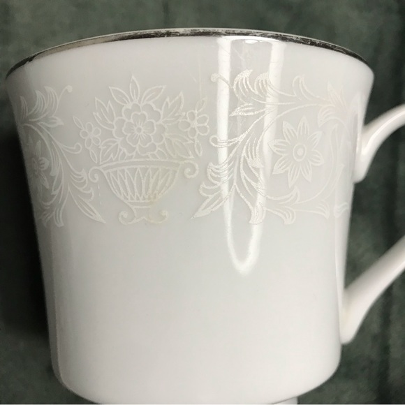 Set of 4 Crown Victoria Lovelace Tea Coffee Cups and Saucers - Picture 5 of 16